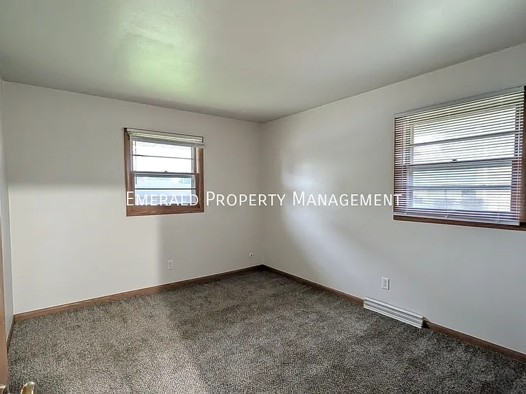 562 N Mulford Rd #4 — Photo 12