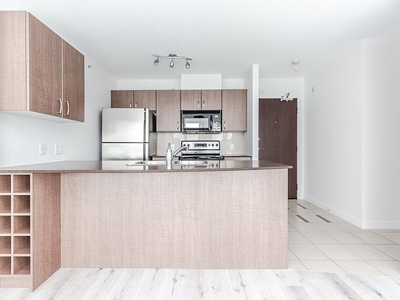 3rd image of 610 Granville St #1313