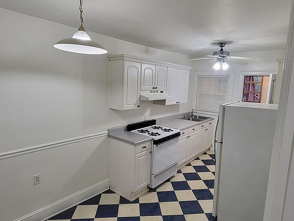 3rd image of 1715 Bay St