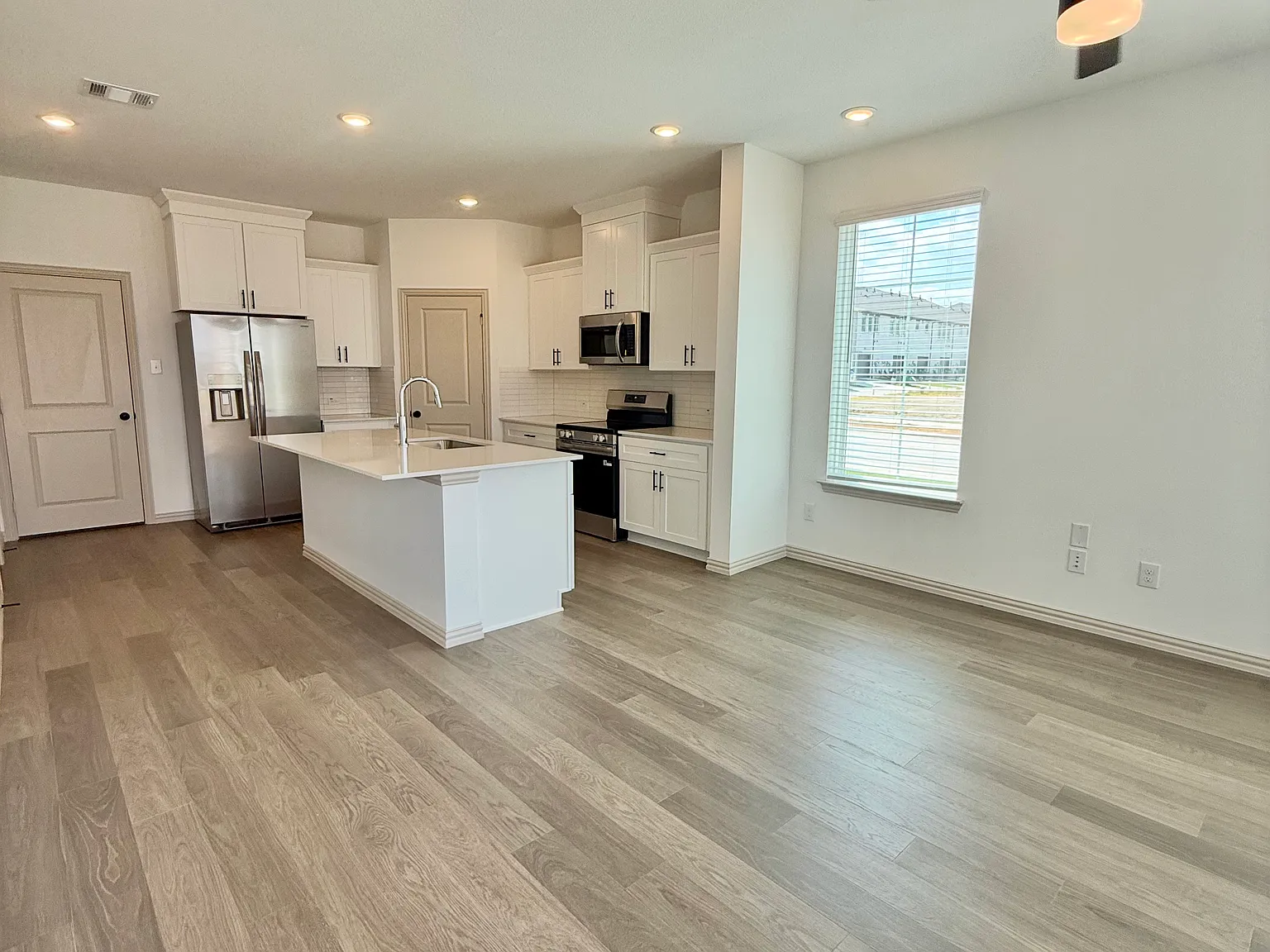 3 bed, 1425 sqft, $2,400 — Photo 4
