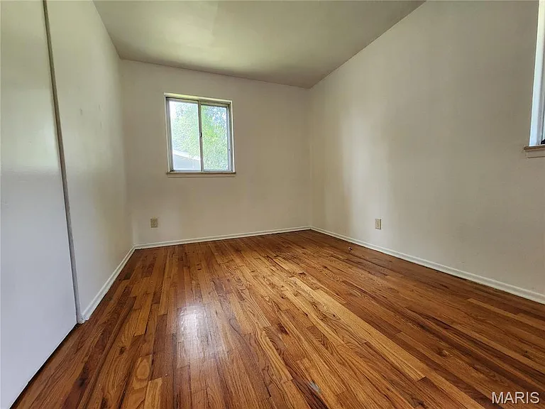 702 Vendome Ln — Photo 12
