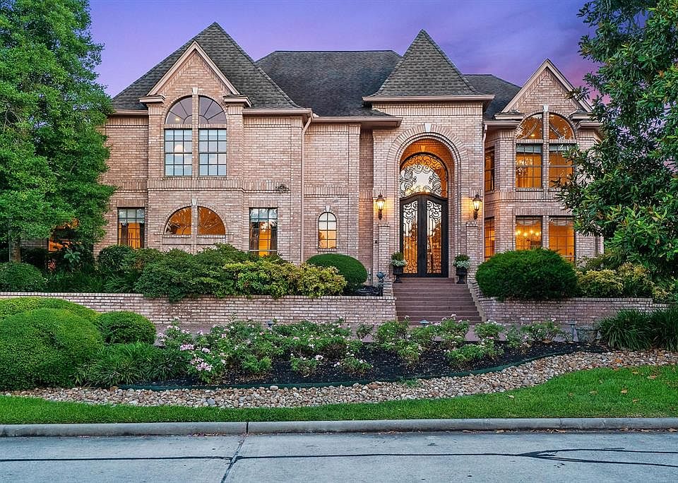 Welcome to the stunning 360 Edgewood Drive