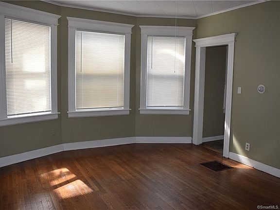 3rd image of 106 Norman St Floor 1
