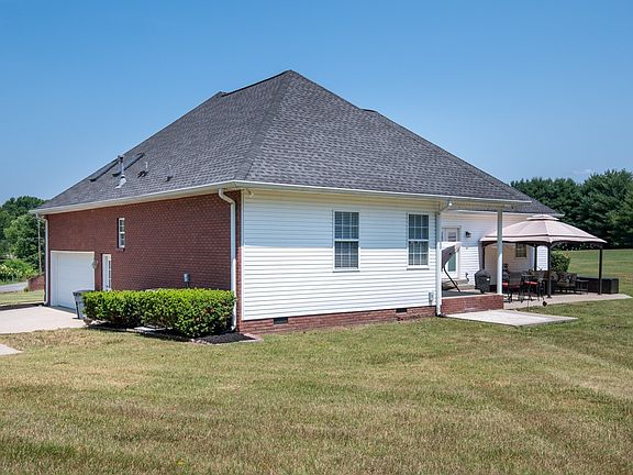 4th image of 541 Newton Ln