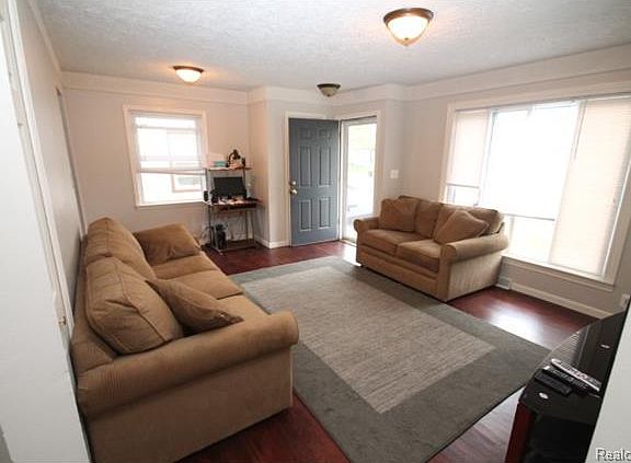 4th image of 126 E Barrett Ave