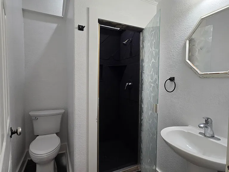 715 E Queen St — Photo 21