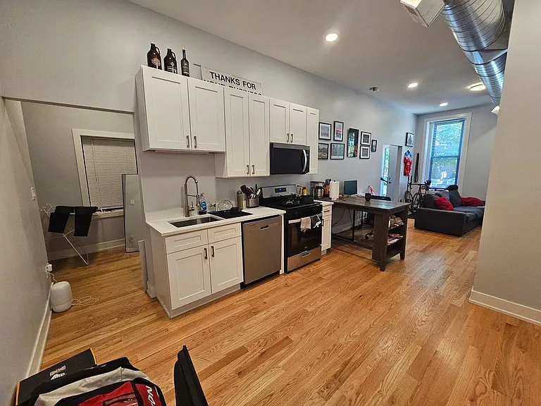 1415 W Erie St #1F — Photo 2