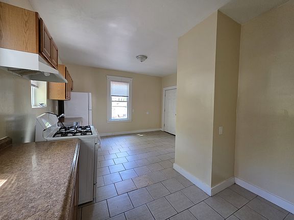 5th image of 726 Elm St #1A