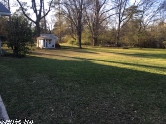 5th image of 900 Woodlawn St