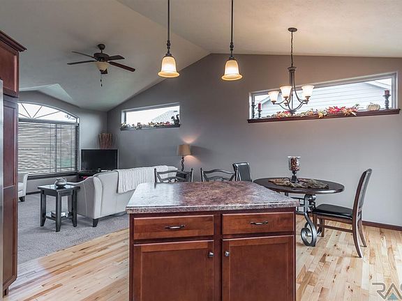 5th image of 3913 W 91st St