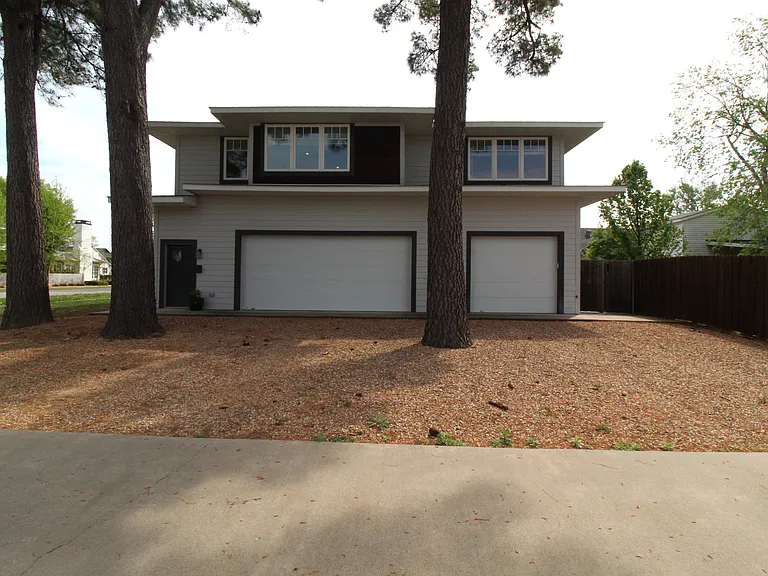 400 SW E St — Photo 15