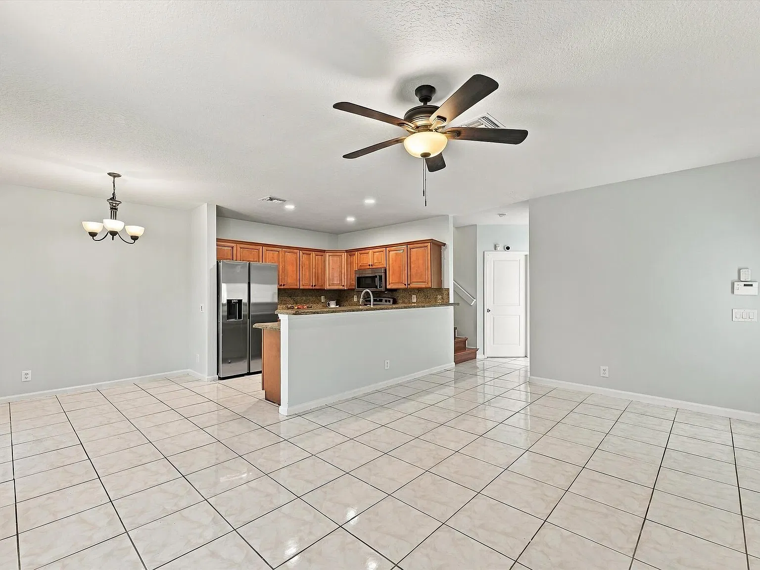 4 bed, 3.0 bath, 1561 sqft, $3,200 — Photo 2