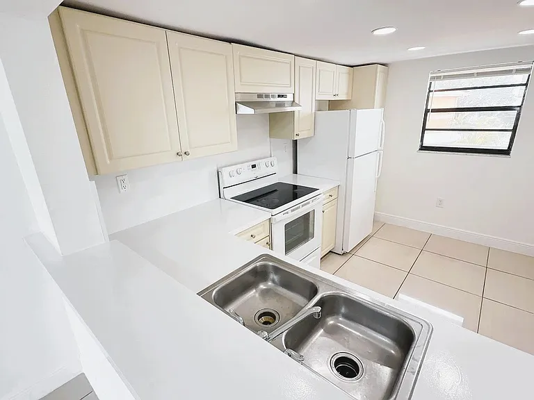 Pacifica Apartments — Photo 8