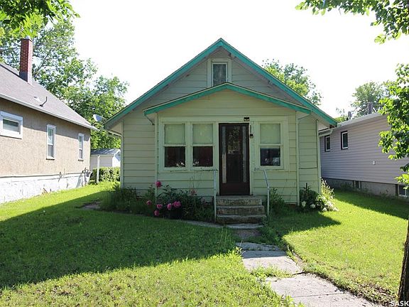 29th image of 538 Centre STREET