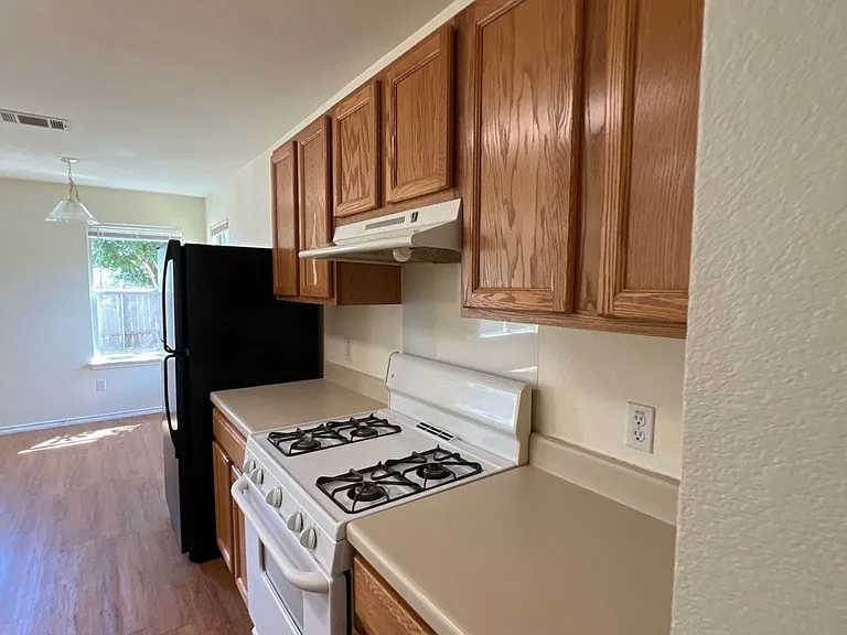 940 Goldenrod St — Photo 3