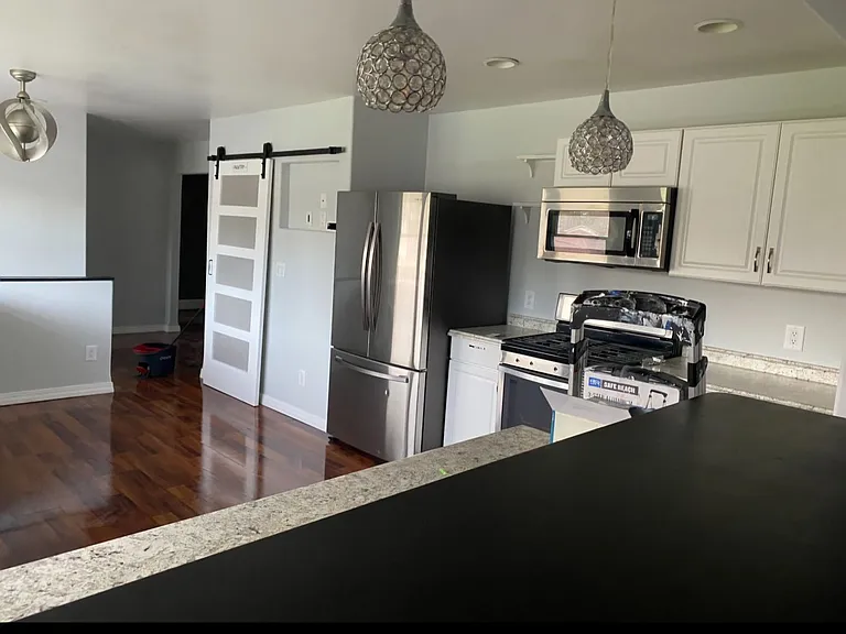 208 E Illinois St — Photo 2