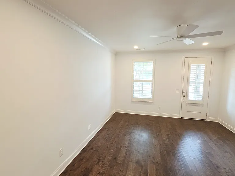 1623 Hampshire Pl — Photo 2