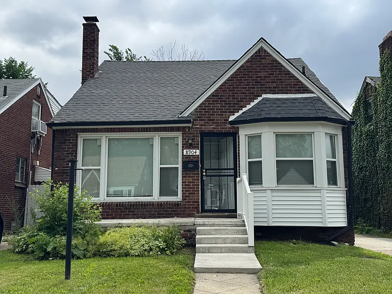 8904 Robson St — Photo 23