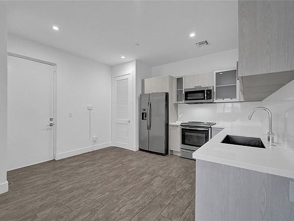4th image of 1025 18th Avenue #201
