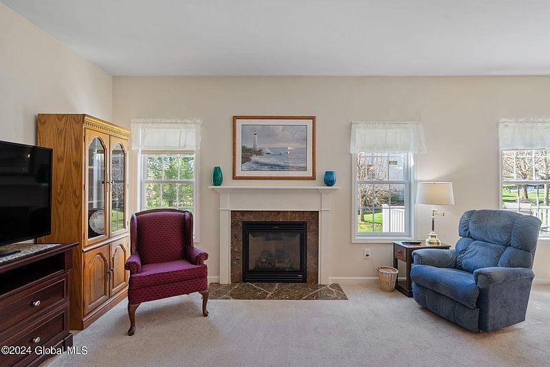 4th image of 29 Hampton Circle
