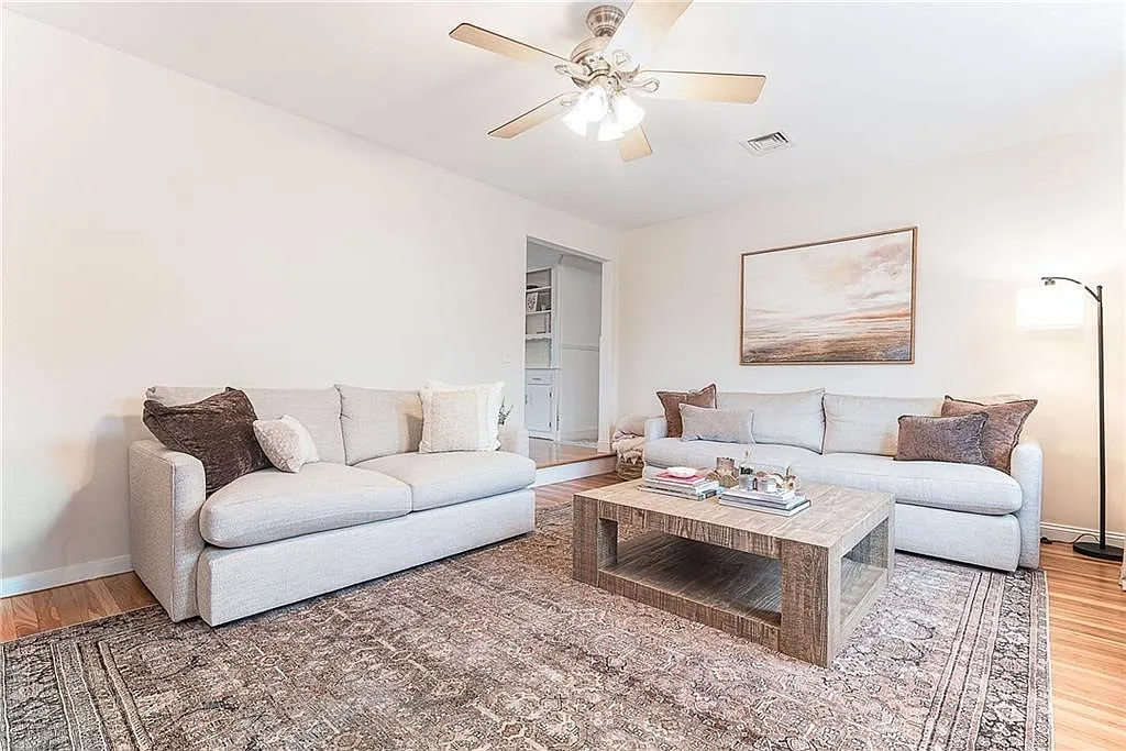 3 bed, 1.0 bath, 1092 sqft, $3,200 — Photo 3