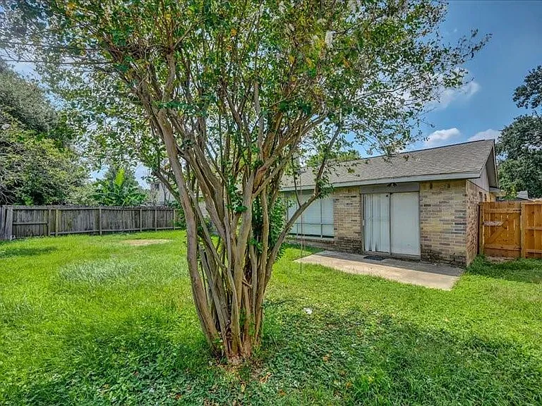 8406 Daycoach Ln — Photo 17