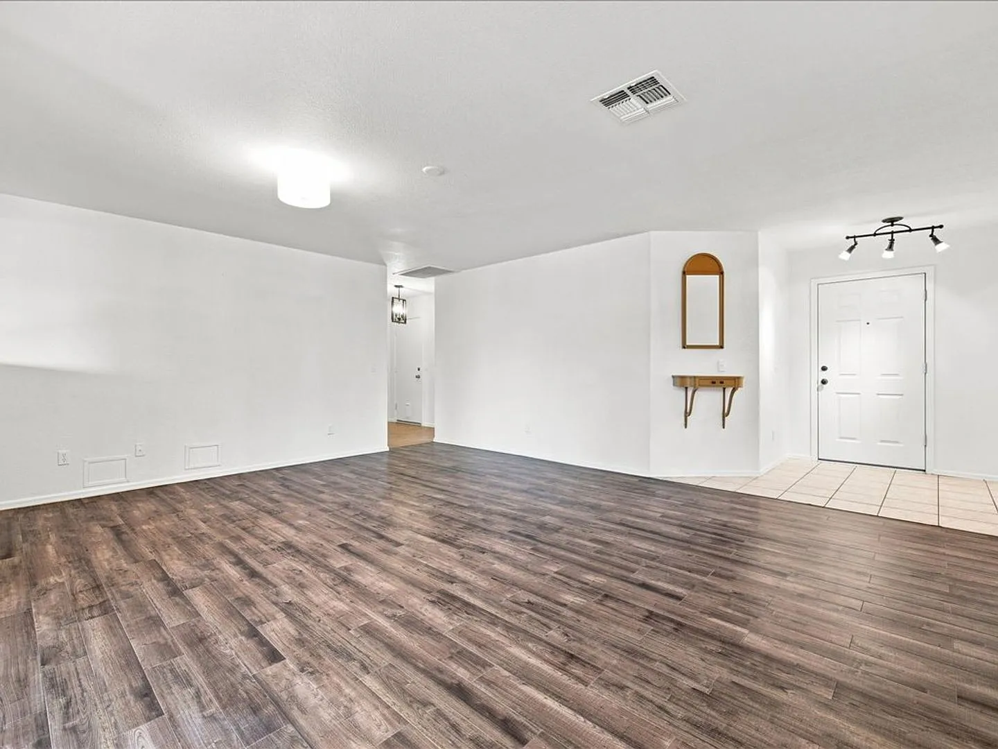 Beautiful 3-Bedroom Home | Solar Panels | Hardwood Flooring | Large Enclosed Backyard — Photo 3