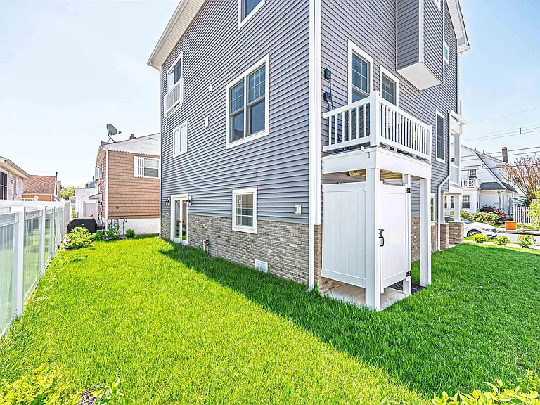 111 N Belmont — Photo 49