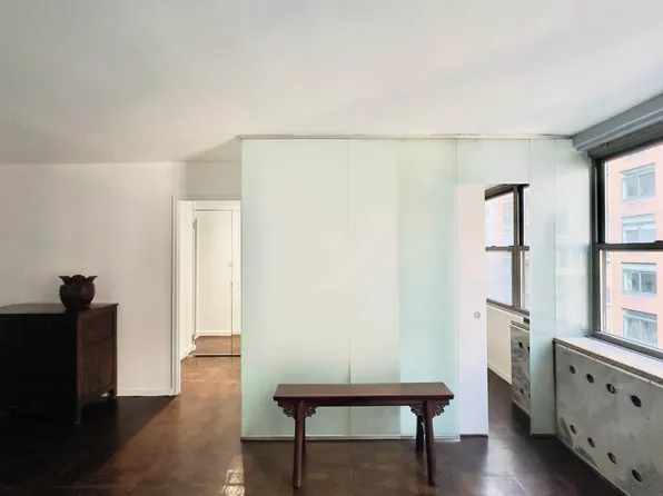 209 East 56th Street image 25 of 34