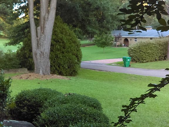 partial view of yard 