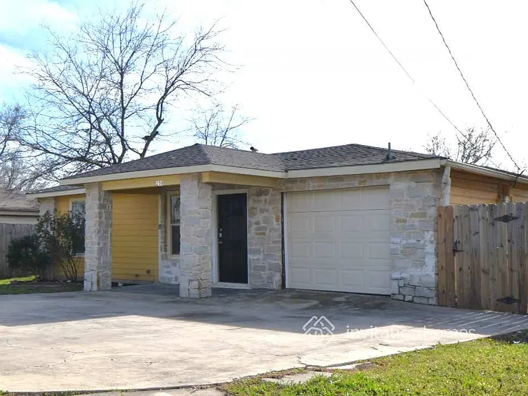 208 Ennis St — Photo 2