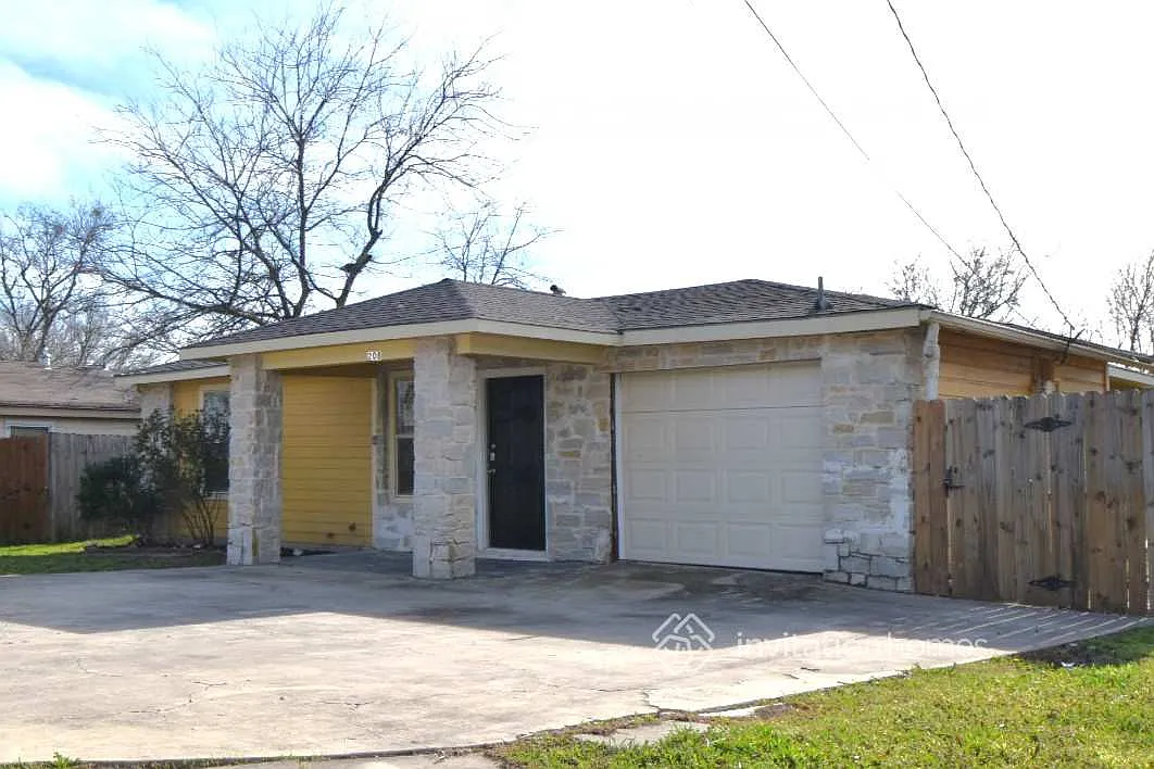 Building Photo - 208 Ennis St