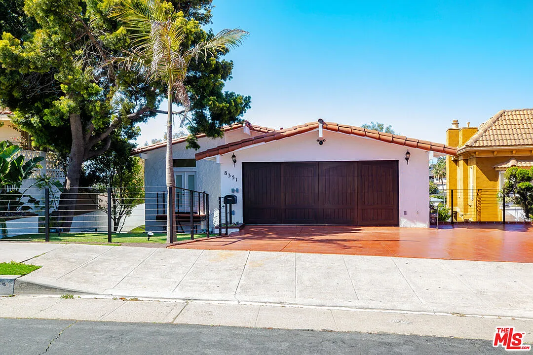 6 bed, 4.0 bath, 4050 sqft, $12,000 — Photo 2