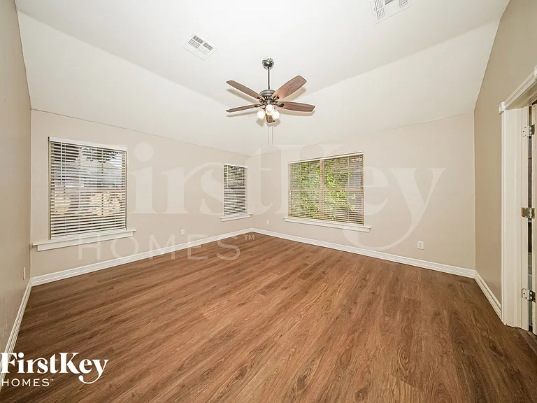 17205 Vitoria Dr — Photo 6