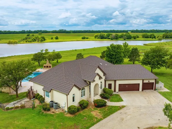 10401 N Woodlawn St, Valley Center, KS 67147