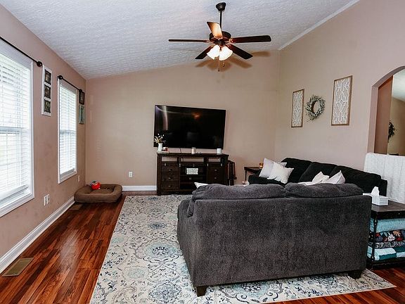 4th image of 415 Lansing Ln