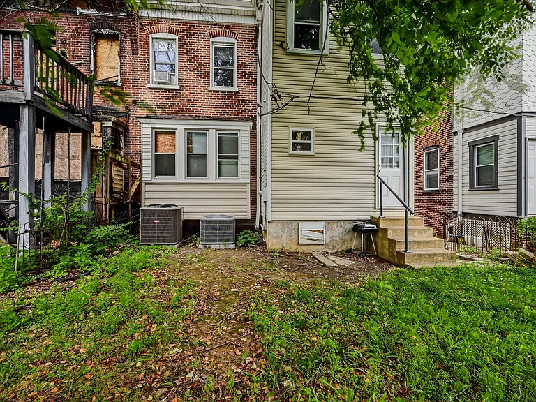 412 W 23rd St — Photo 31