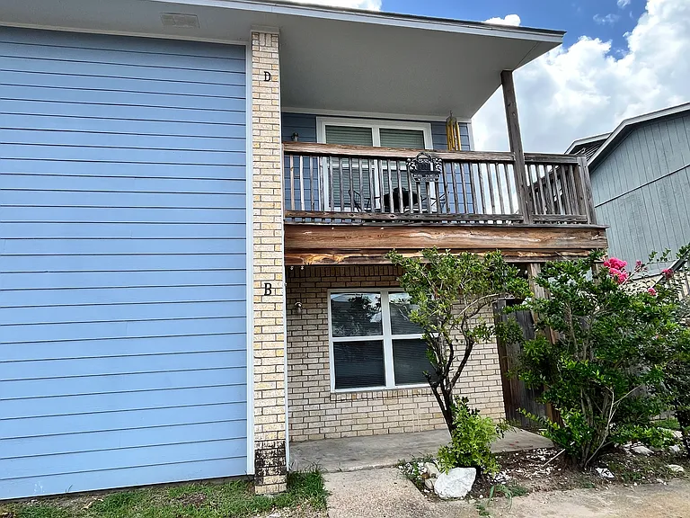 808 Navarro Dr #B — Photo 2