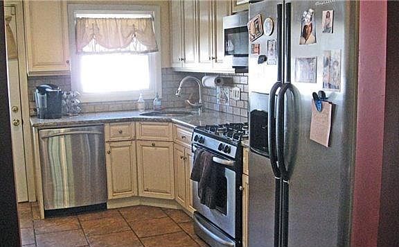 5th image of 25 Daffodil Ave