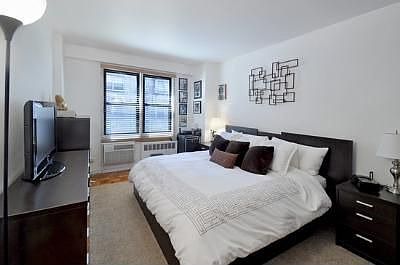 3rd image of 220 E 54th St APT 4N