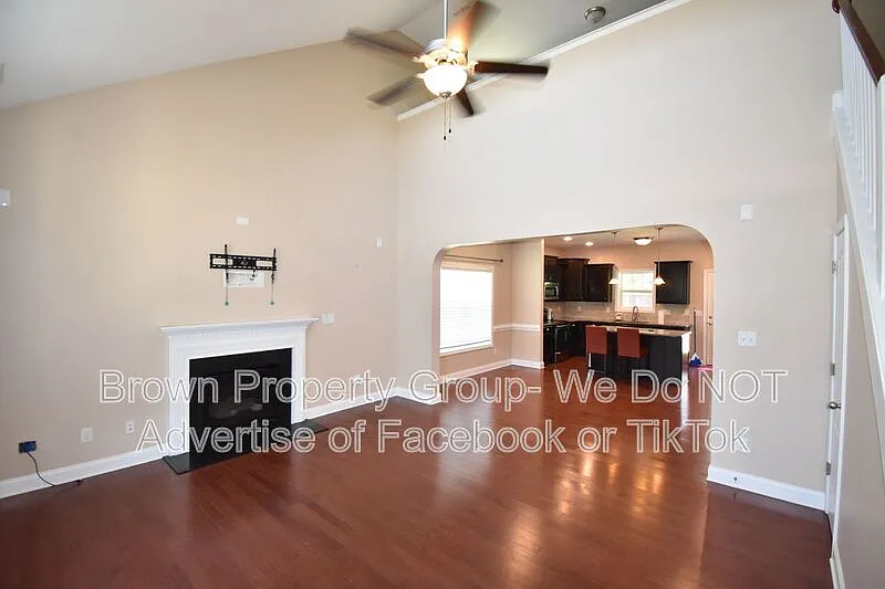 4 bed, 2.5 bath, 1998 sqft, $2,125 — Photo 3