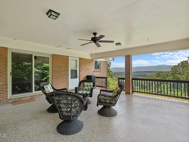 1220 Romans Dr — Photo 2