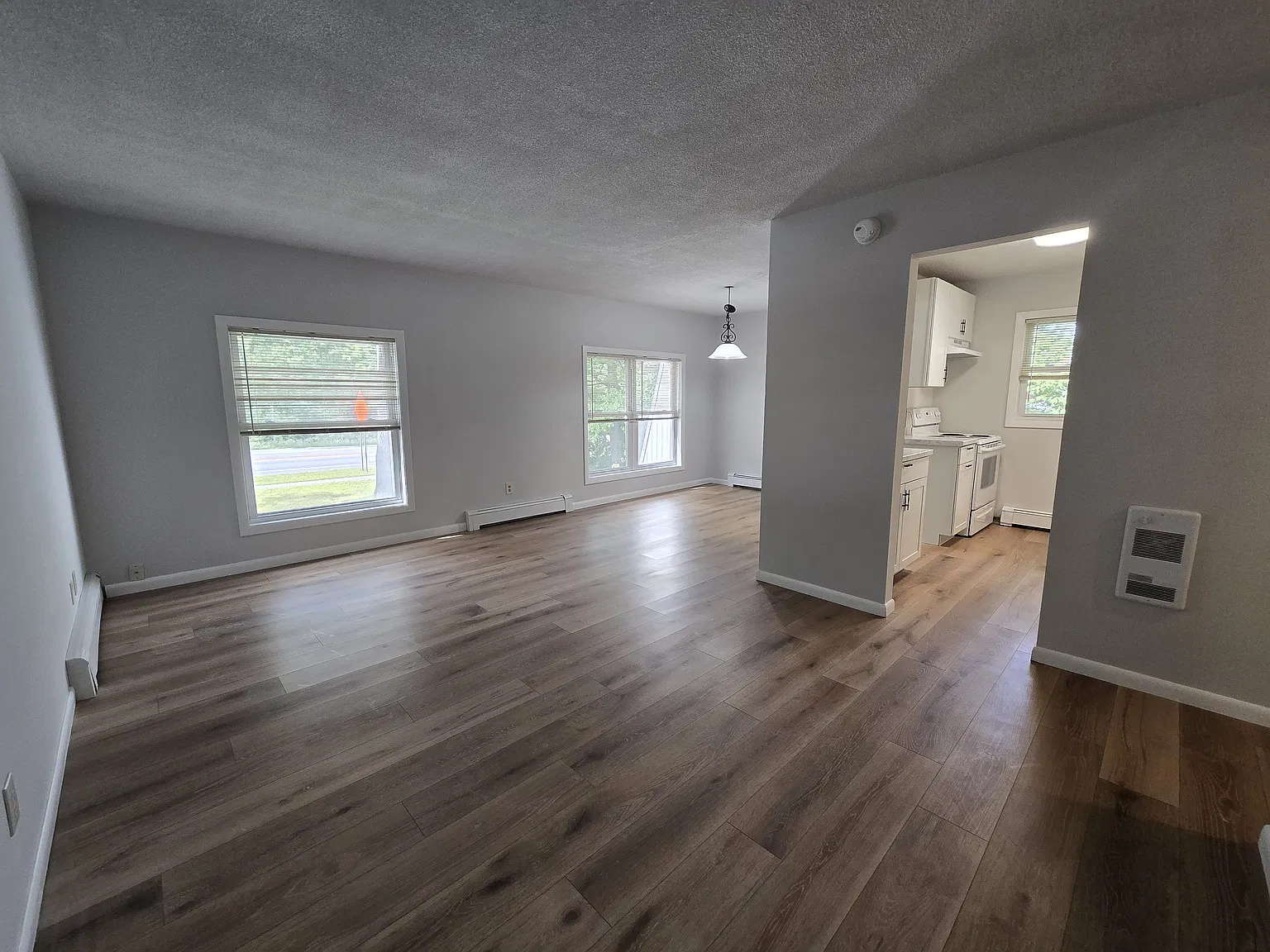 2 bed, 750 sqft, $2,300 — Photo 3