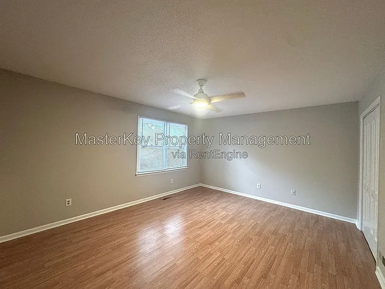 619 E Horne St — Photo 2