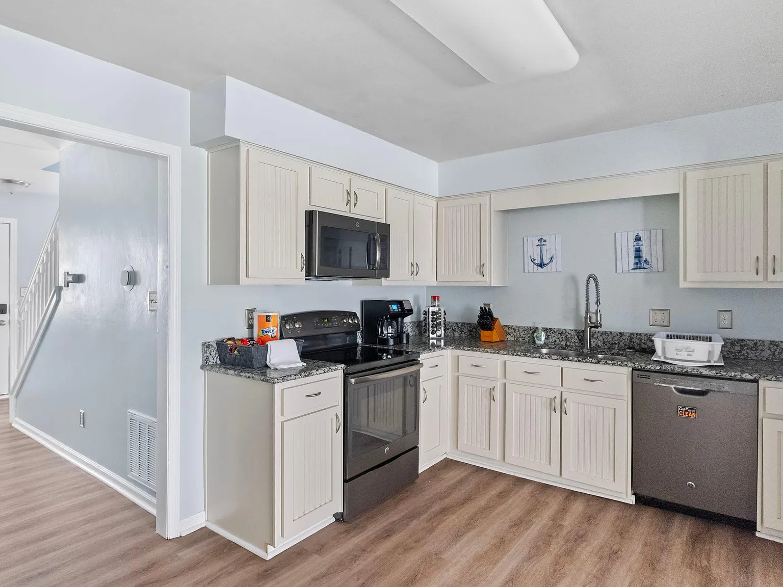 4 bed, 2.5 bath, 2166 sqft, $5,500 — Photo 2