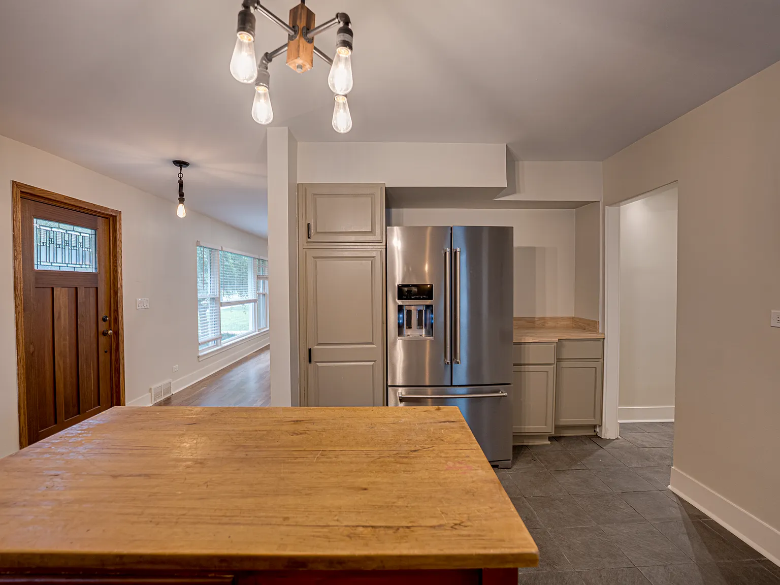 3 bed, 2.5 bath, 2400 sqft, $4,450 — Photo 4
