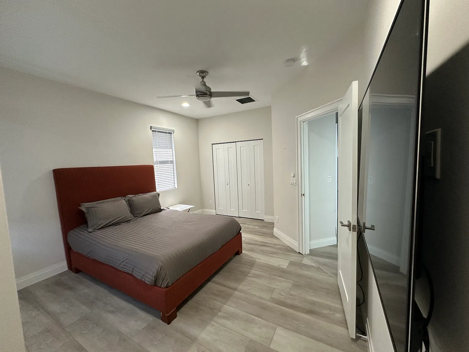 3 bed, 2.5 bath, 2400 sqft, $1,400 — Photo 1