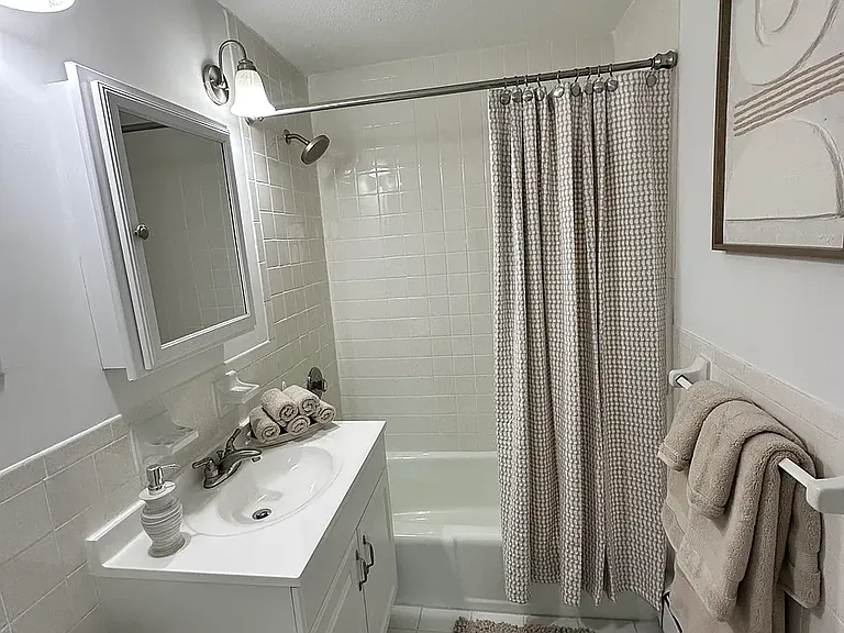 Sheridan Apartments — Photo 7