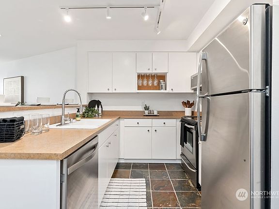 5th image of 232 Belmont Avenue E #304