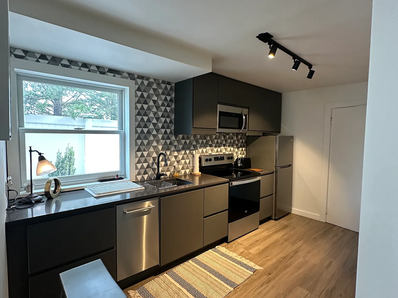 87 Cayuga Ave — Photo 3